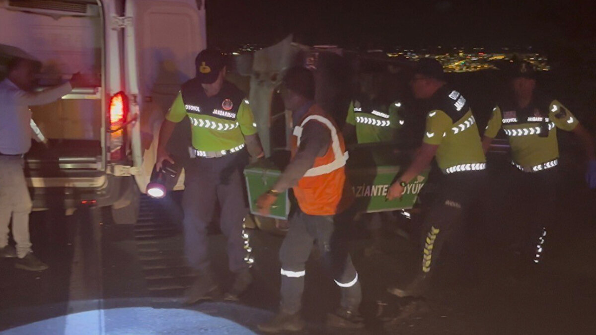 Kaza, Gaziantep-Şanlıurfa Otoyolu Nizip kesimi kırsal Akçakent Mahallesi yakınlarında meydana geldi. İddiaya göre, Hasan Ali idaresindeki 27 ME 8998 plakalı minibüs, ön lastiğinin patlaması sonucu kontrolden çıkarak savruldu. Savrulan araç, taklalar attıktan sonra yol kenarına devrildi.