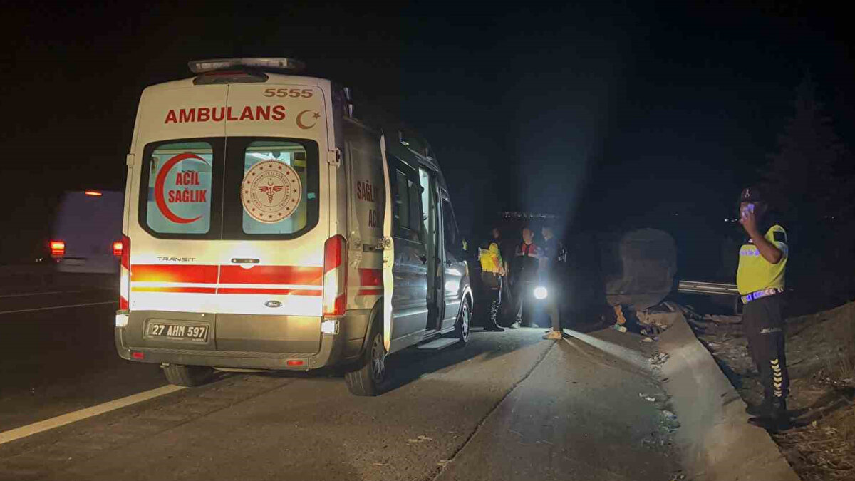 Yaralılardan birinin durumunun ağır olduğu öğrenildi. Kazada hayatını kaybeden 2 kadının cenazesi ise Gaziantep Adli Tıp Kurumu morguna kaldırıldı. Kazayla ilgili soruşturma başlatıldı.
