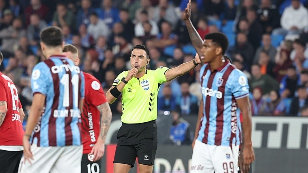 Gaziantep FK maçında Trabzonspor, kazandığı faul sonrası topu hızlı şekilde oyuna sokmuş ve gol tehlikesi olacak bir pozisyona girmişti. Pozisyon başladıktan sonra Arda Kardeşler'in oyunu durdurarak atışı tekrar yerinden kullanılmasını istemesi sonrası kıyamet kopmuştu.