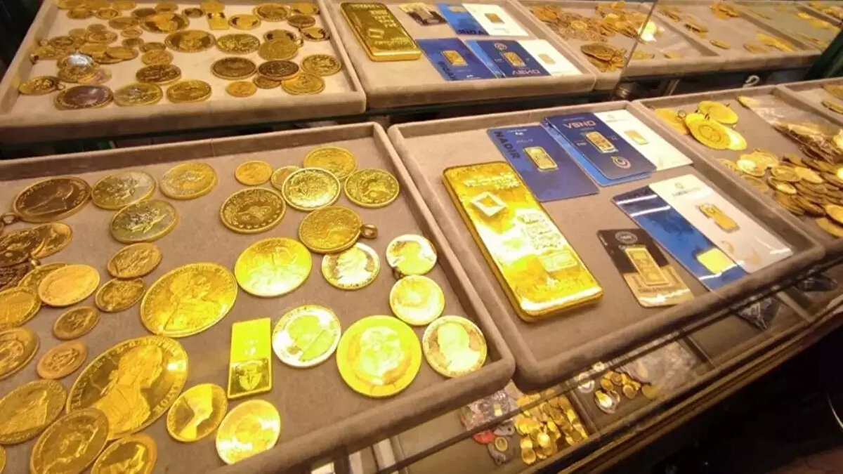 Altın yatırımı yapmak isteyenler için gram altın ve çeyrek altın fiyatlarındaki değişimlerin yakından takip edilmesi önem taşıyor. Küresel gelişmeler ve dolar/TL paritesindeki hareketlilik altın fiyatlarının yönünü belirlemeye devam ediyor.