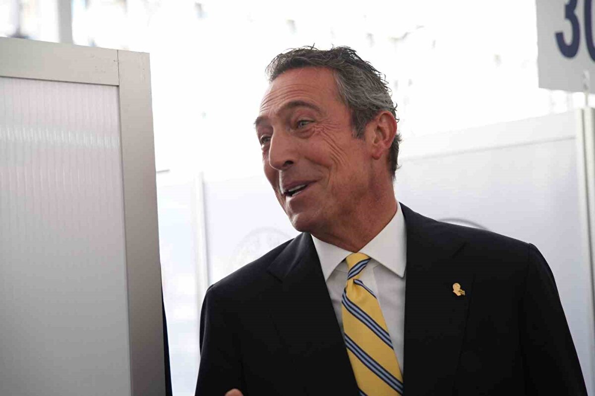 TRANSFERLER ELEŞTİRİ ALDI<br>Ali Koç'un eleştirildiği bir diğer konu da yapılan başarısız transferler oldu. 7 yıllık süreçte futbol takımına tam 115 transfer yapıldı ve fakat lig şampiyonluğu elde edilmedi. Ali Koç'un en eleştirildiği ve başarısız olarak gösterildiği konu, lig şampiyonluğunun yaşanmamasıydı. 