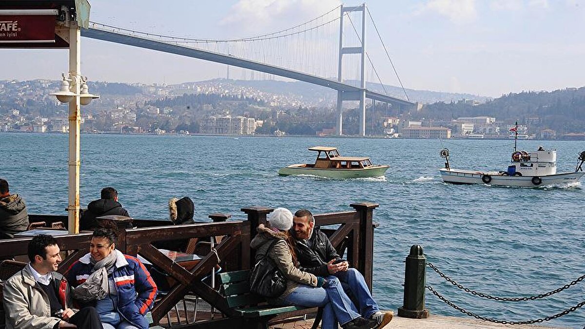 Meteoroloji, Türkiye genelinde güneşli bir hava tahmin ediyor. İstanbul 27, İzmir 30, Adana ise 35 dereceyi görecek. Yalnızca Karadeniz’in iç kesimlerinde sıcaklık artışı bekleniyor.