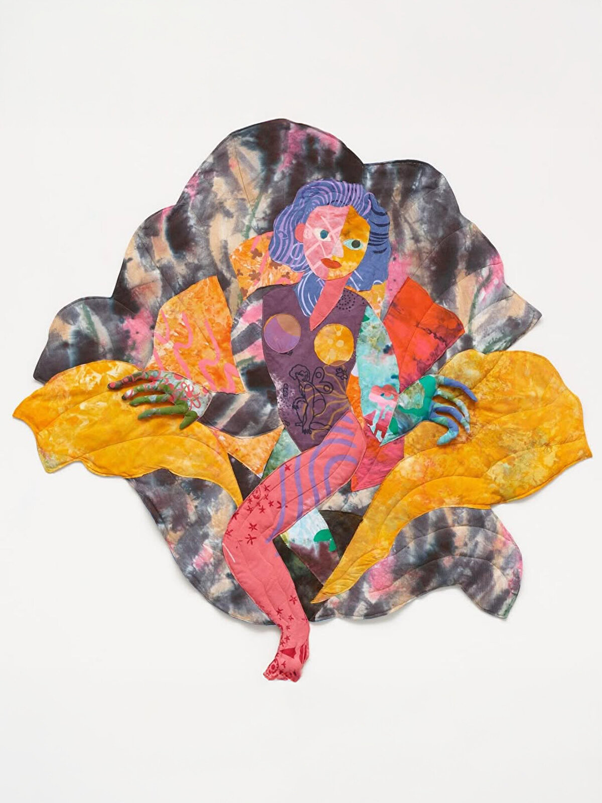 Sanatçının, hem el boyaması hem de geri dönüştürülmüş kumaşları bir arada kullandığı işleri, tekstil dünyasındaki değer yargılarını sorgularken, giyimin yalnızca koruyucu bir kabuk değil; aynı zamanda kişisel ve kolektif anlatılar için bir platform olduğunu hatırlatıyor.