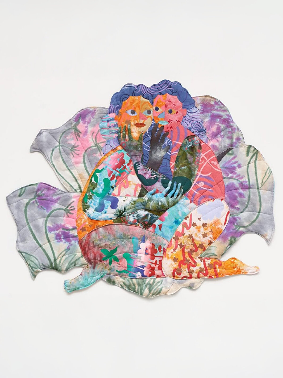 Maria A. Guzmán Capron’un sanatı, sadece görüneni değil, hissedileni de biçimlendiriyor. Kumaşın dikişleri arasında kaybolan kimlikler, onun ellerinde yeniden beden buluyor ve bizi, çoğulluğun güzelliğine inanmaya çağırıyor.