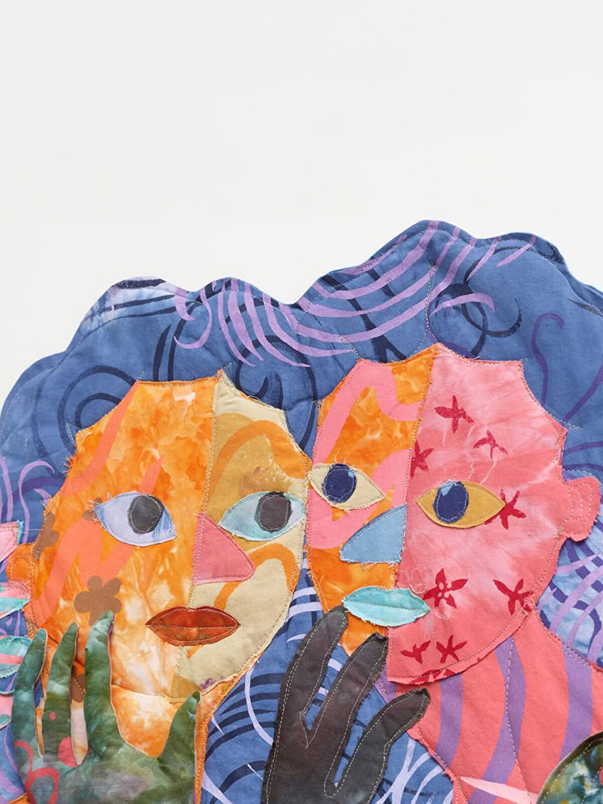 Capron’un tekstil pratiği, giysiyle benlik arasındaki ilişkide saklı olan sosyopolitik katmanları görünür kılıyor. İpeğin lüksüyle pamuğun sıradanlığını yan yana getirerek, sınıf ve cinsiyet hiyerarşilerinin malzeme üzerindeki izini sürüyor. 