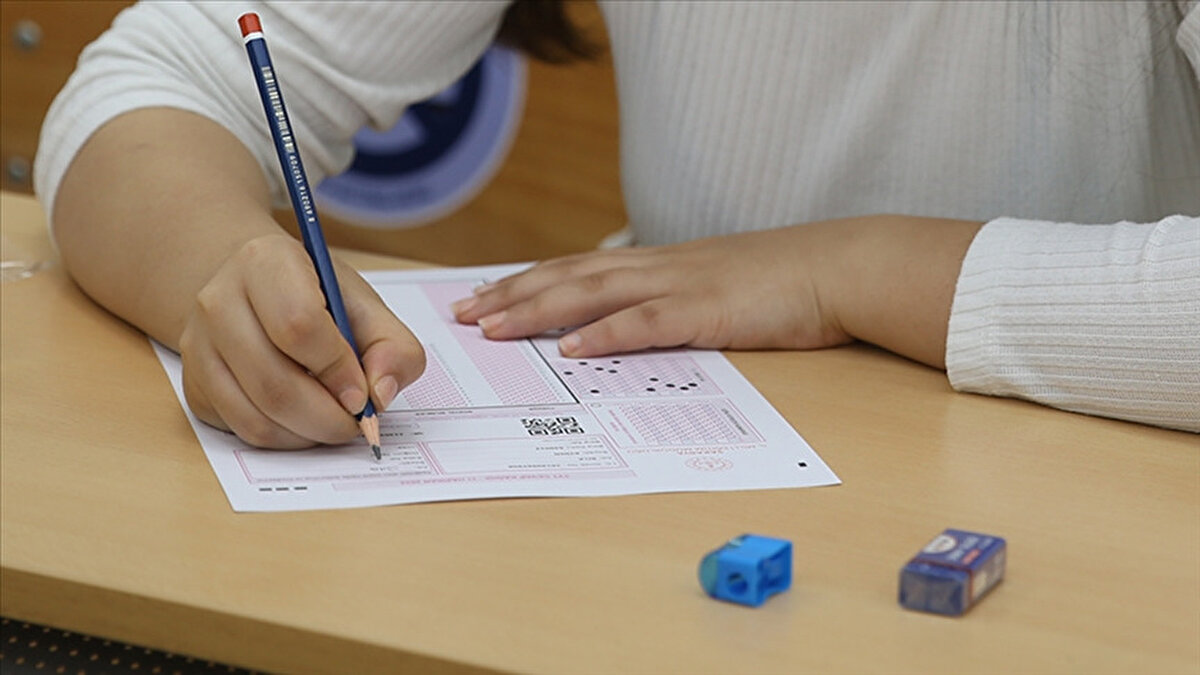 2025 YKS yerleştirme sonuçlarının ardından üniversite kayıtları 1-5 Eylül tarihleri arasında tamamlandı. Bu sürecin bitmesiyle birlikte boş kalan kontenjanlar için ek yerleştirme süreci gündeme geldi. ÖSYM, kısa süre içinde ek tercih kılavuzunu yayımlayarak adayların yeniden tercih yapmasına imkan tanıyacak.