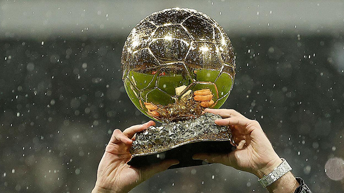 Yılın en iyi oyuncusuna verilen ödülde ilk 3'e Vitinha, Yamal ve Dembele kaldı. <br><br> <br><br>Ödülün sahibi geçtiğimiz sezon PSG'de Şampiyonlar Ligi dahil 5 kupa kazanan Ousmane Dembele oldu. 