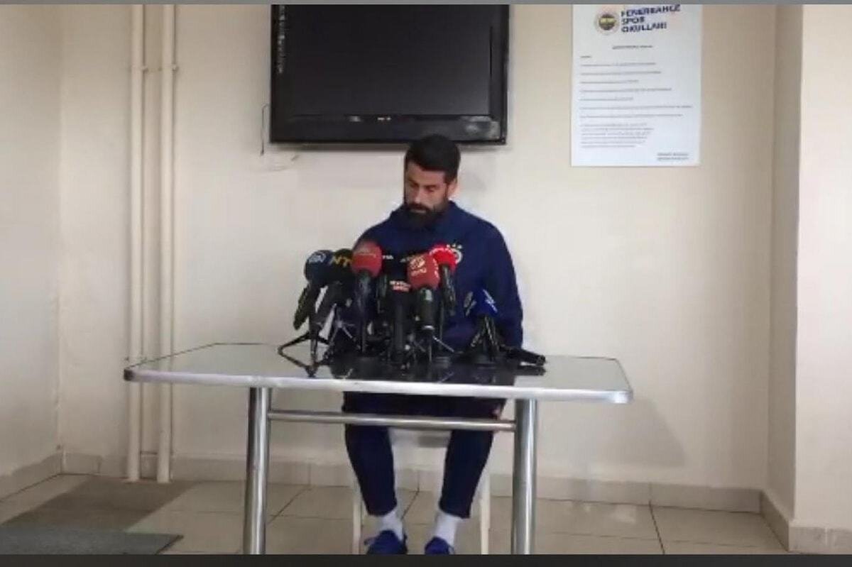 VOLKAN DEMİREL'E YAPTIRILAN BASIN TOPLANTISI GÜNDEM OLDU<br>Fenerbahçe efsanelerinden kaleci Volkan Demirel için düzenlenen basın toplantısının ortamı gündem olmuştu. Volkan Demirel'e basın toplantısı düzenlettirip özür diletildi. <br><br>