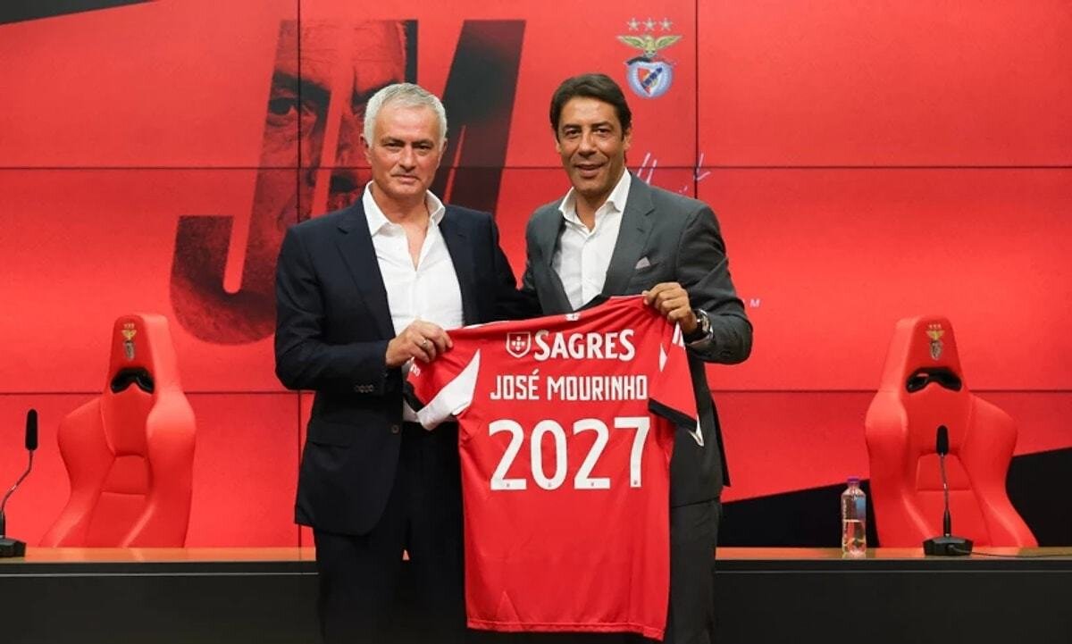 MOURINHO İLE İPLER KOPTU<br>Jose Mourinho'yu takımın başına getiren Ali Koç, bu sezonun başında Portekizli hocayla yolları ayırma kararı aldı. Mourinho, Fenerbahçe'yi eleyen Benfica'ya imza attı. Daha sonra röportaj veren Mourinho, Fenerbahçe'ye gittiği için pişman olduğu itiraf etti. Yönetimin, Mourinho'ya yaklaşık 15 milyon euro tazminat bedeli ödeyeceği ifade edildi. 