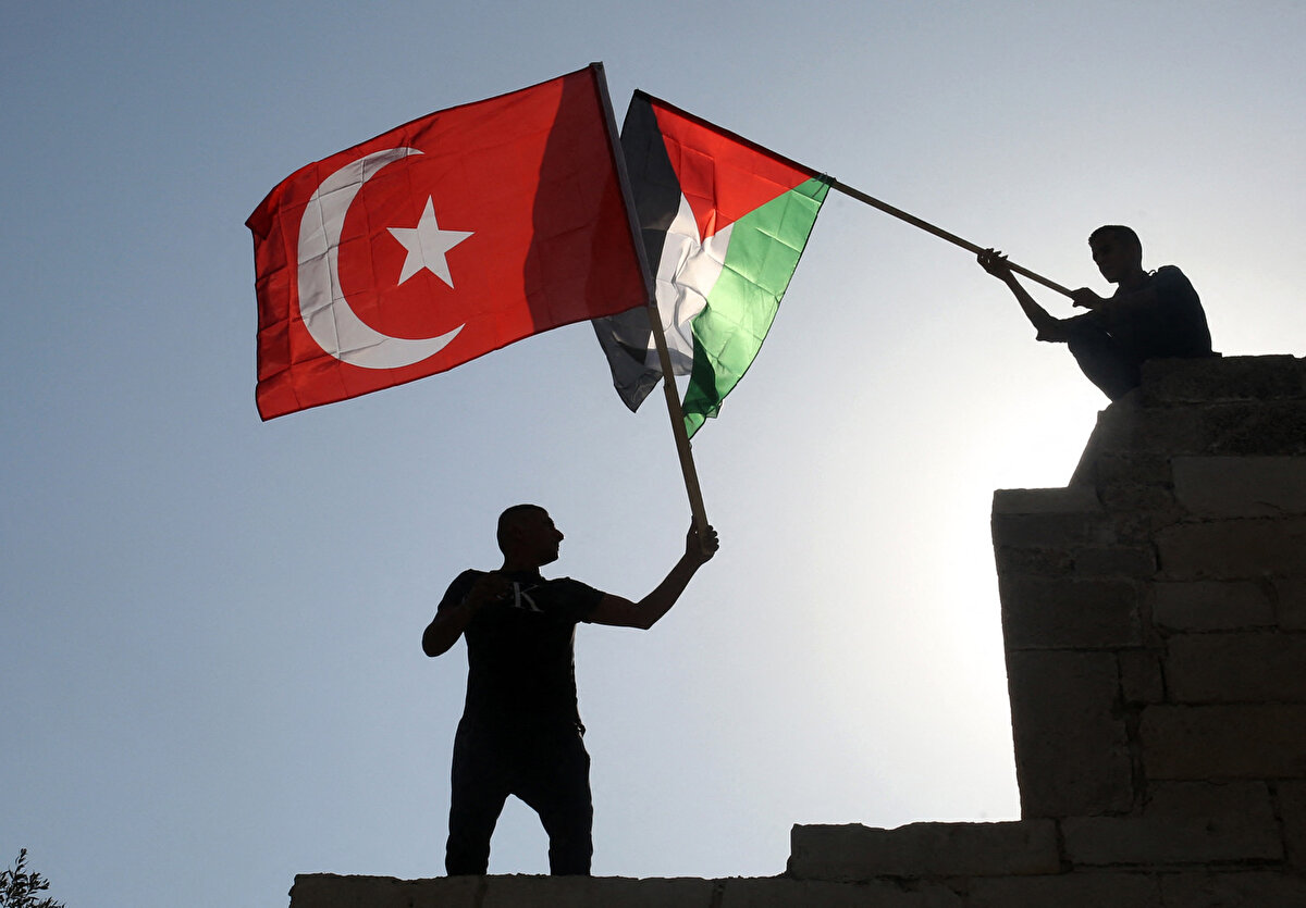 Türkiye'nin Kararlı Desteği<br>Türkiye, Filistin'i bağımsızlığını ilan ettiği 15 Kasım 1988'de tanıyan ilk 13 ülkeden biriydi. O günden bugüne, uluslararası platformlarda Filistin'in devlet olarak tanınması yönündeki çağrılarını sürdürüyor.