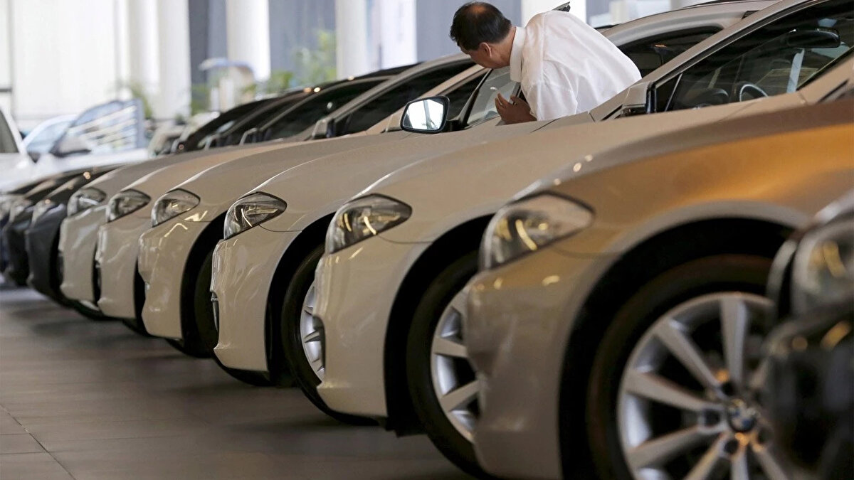 Renault Clio Zirvede, Togg ve Tesla Dikkat Çekti<br><br>Listenin ilk sırasında Renault Clio HB yer alırken, sedan segmentinde Renault Megane ve Fiat Egea öne çıktı. Elektrikli araçlarda ise Tesla Model Y ve BYD Seal U satış rakamlarıyla dikkat çekti. Yerli otomobil Togg T10X de 20 binin üzerinde satışla listeye girerek güçlü bir performans sergiledi.