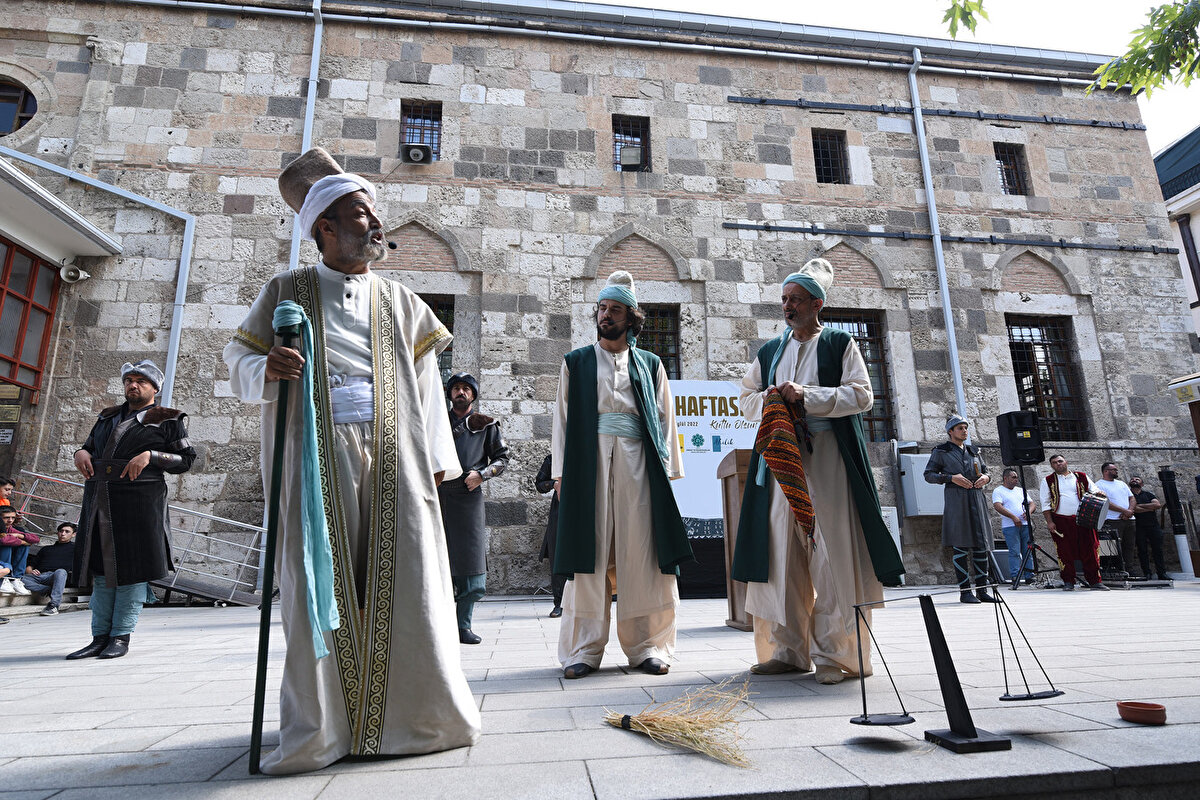 Ahilik Nedir? Ahilik Teşkilatı ve Kültürü<br>"Ahi" sözcüğünün kökeni konusunda dil bilimcileri arasında görüş birliği bulunmuyor. Kimilerine göre "Ahi", Arapçada "kardeş" anlamına gelirken; Kaşgarlı Mahmut’un Divanü Lügati't-Türk adlı eserinde ise eli açık, cömert, yiğit anlamına gelen "akı" kelimesinden türediği belirtiliyor.<br><br>Terim olarak Ahilik, 13. yüzyıldan 19. yüzyılın ikinci yarısına kadar Anadolu, Balkanlar ve Kırım'da yaşamış olan Türk halkının, sanat ve meslek alanında yetişmesini ve ahlaki yönden gelişmesini sağlayan bir kuruluşun adı olarak tanımlanıyor.
