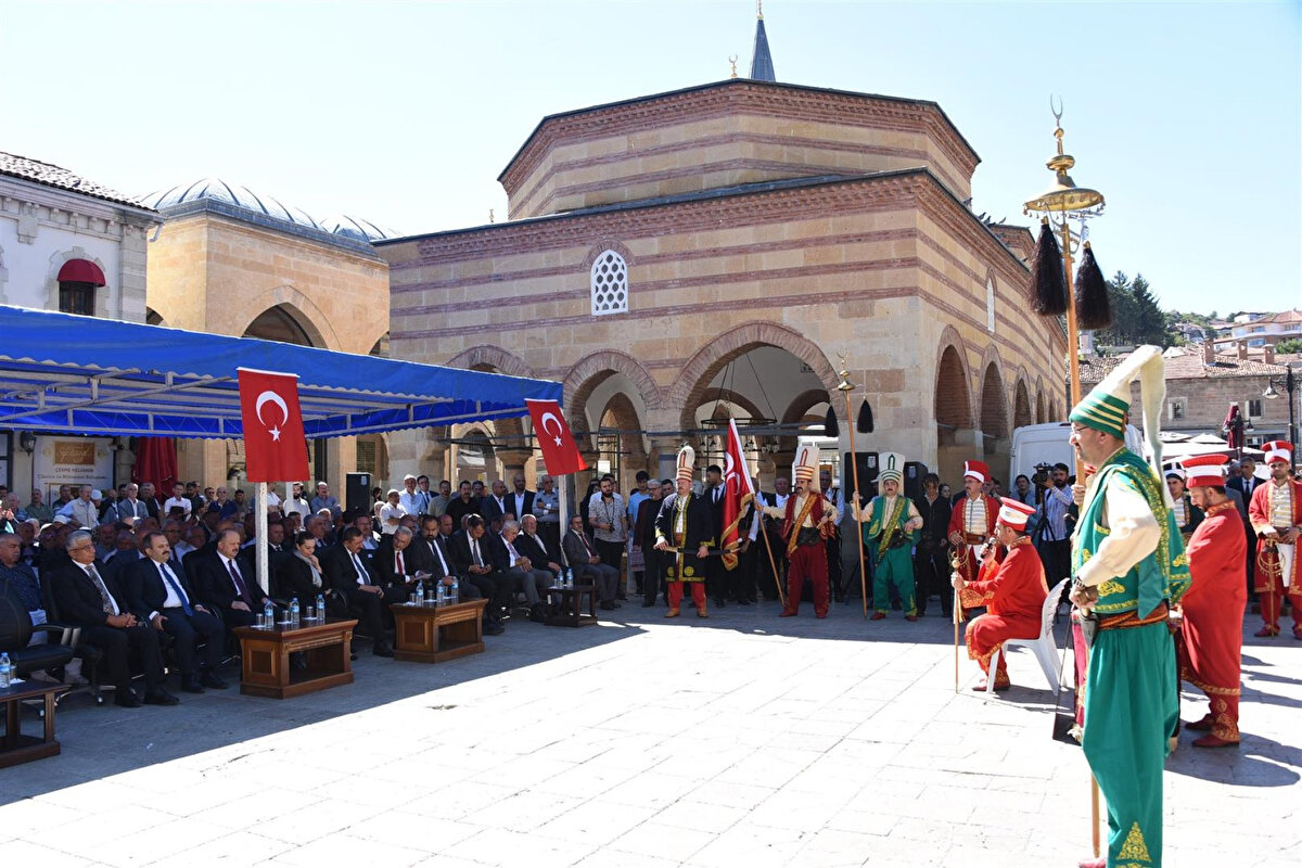 Ahiliğin Önde Gelen İlkeleri<br>Ahilik teşkilatının ve Ahilik kültürünün önde gelen altı ilkesi şöyledir:<br><br>Elini açık tut.<br><br>Sofranı açık tut.<br><br>Kapını açık tut.<br><br>Gözünü bağlı tut.<br><br>Beline sahip ol.<br><br>Diline sahip ol.<br>