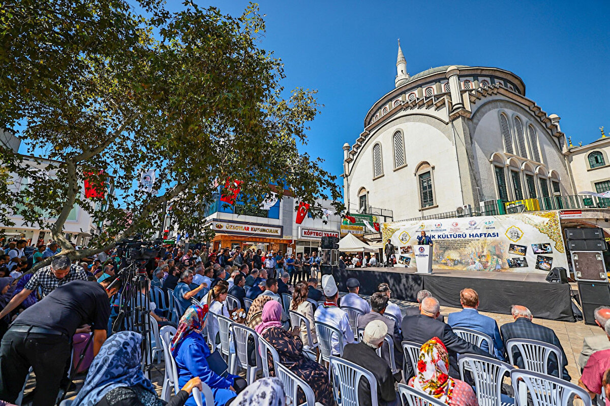 Ahilik Teşkilatında Dereceler<br>Ahilik teşkilatı, her kapının üç dereceyi içerdiği dokuz dereceli bir düzene dayanır. Bu dereceler şöyle sıralanır:<br><br>Yiğit<br><br>Yamak<br><br>Çırak<br><br>Kalfa<br><br>Usta<br><br>Ahi<br><br>Halife<br><br>Şeyh<br><br>Şeyh ül Meşayıh