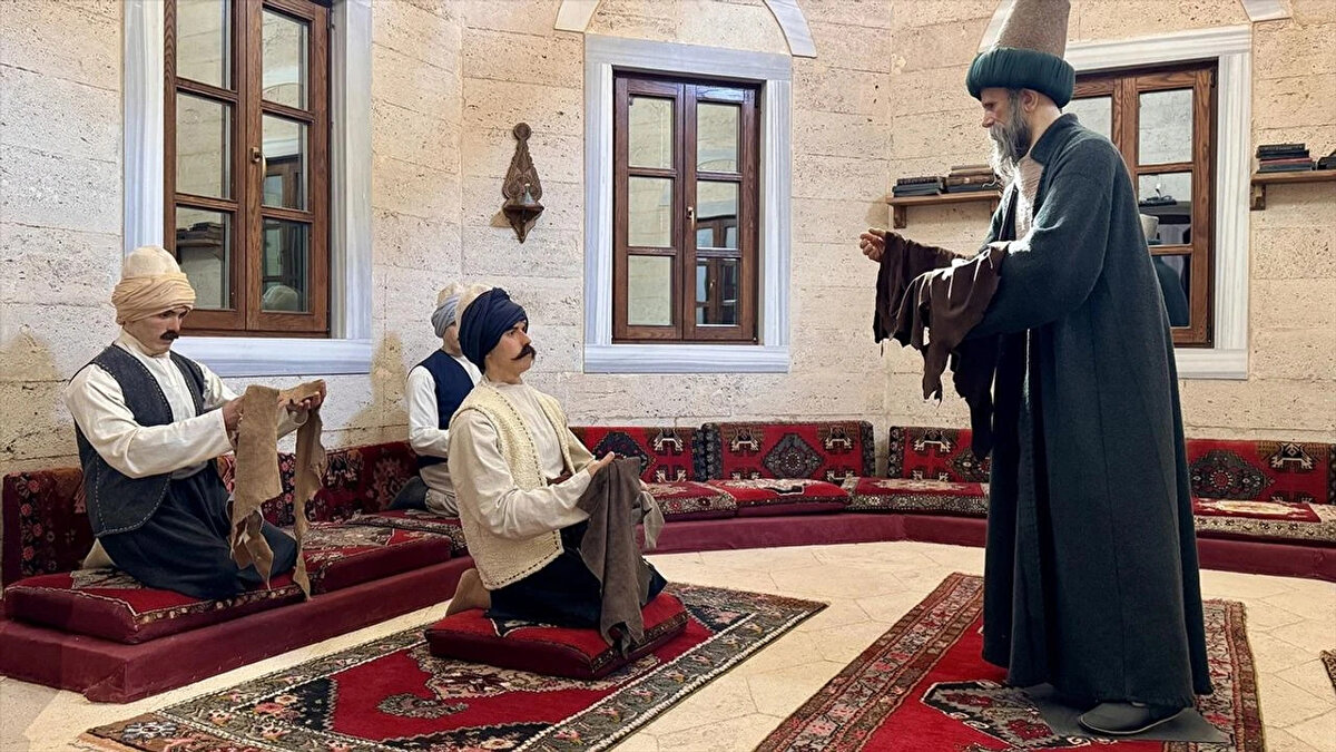 AHİLİK HAFTASI 2025 NE ZAMAN?<br>T.C. Ticaret Bakanlığı Ahilik Merkez Yürütme Kurulu tarafından belirlenen takvime göre, 38. Ahilik Haftası Kutlamaları 22 Eylül Pazartesi günü başlayıp 28 Eylül Pazar günü sona erecek.<br><br>Bu seneki teması "Ahilik Kültürünün Modern Ekonomideki Rolü" olarak belirlenen kutlamalar, başta Kırşehir olmak üzere Ankara, İzmir, Aydın ve diğer birçok ilde düzenlenecek.