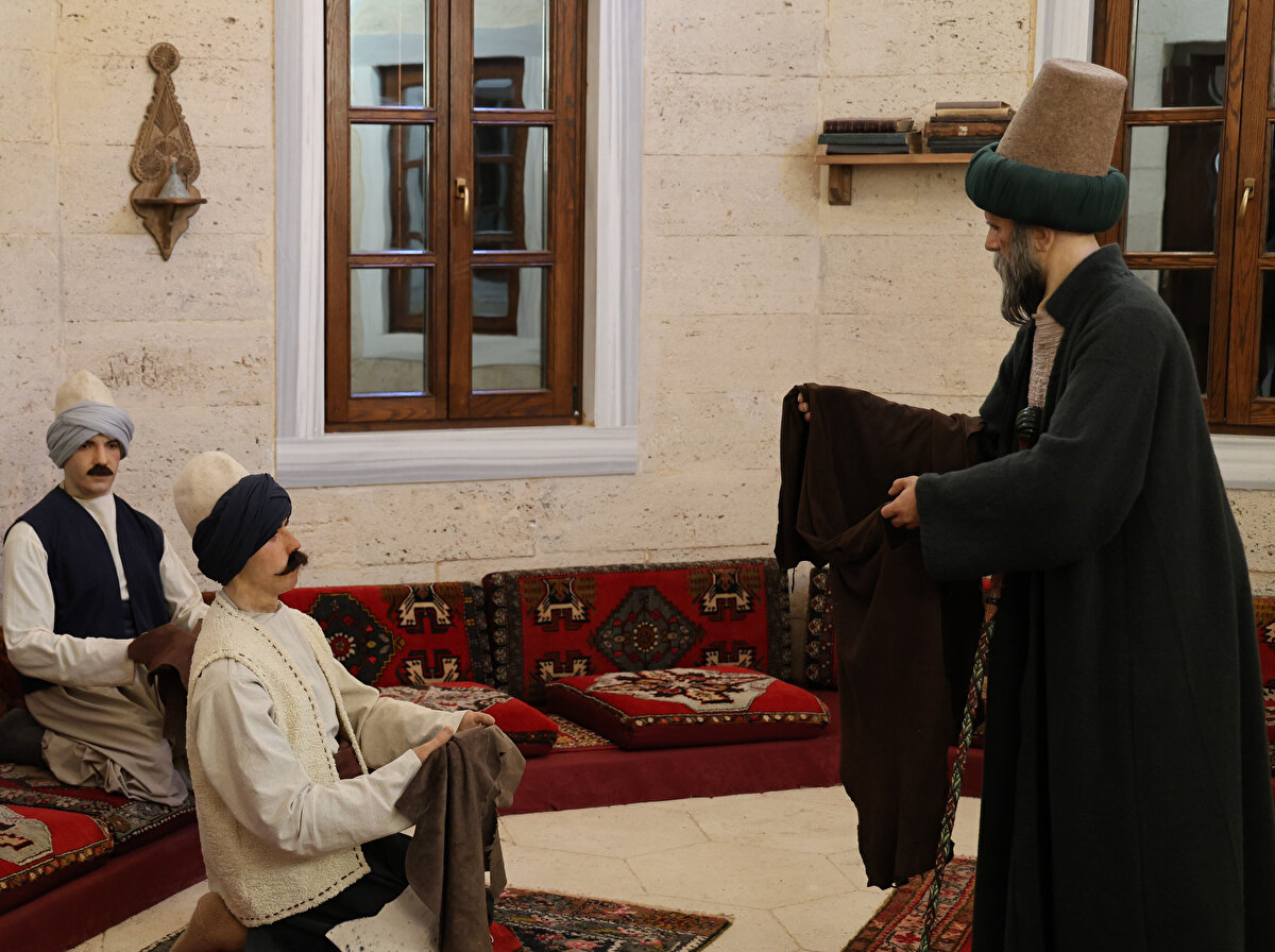 Ahilikte Sanatkârlar Hiyerarşisi<br>Ahilikte mesleki hiyerarşi şu şekilde sıralanır:<br><br>Yamak<br><br>Çırak<br><br>Kalfa<br><br>Usta