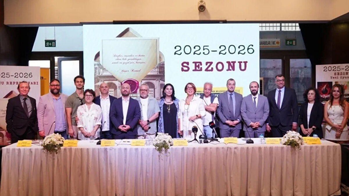 2025 İBB Şehir Tiyatroları ne zaman açılıyor?<br><br>Harbiye Muhsin Ertuğrul Sahnesi’nde düzenlenen törende İstanbul Büyükşehir Belediyesi Şehir Tiyatroları Genel Sanat Yönetmeni Ayşegül İşsever, sezonun 1 Ekim 2025 tarihinde başlayacağını duyurdu.