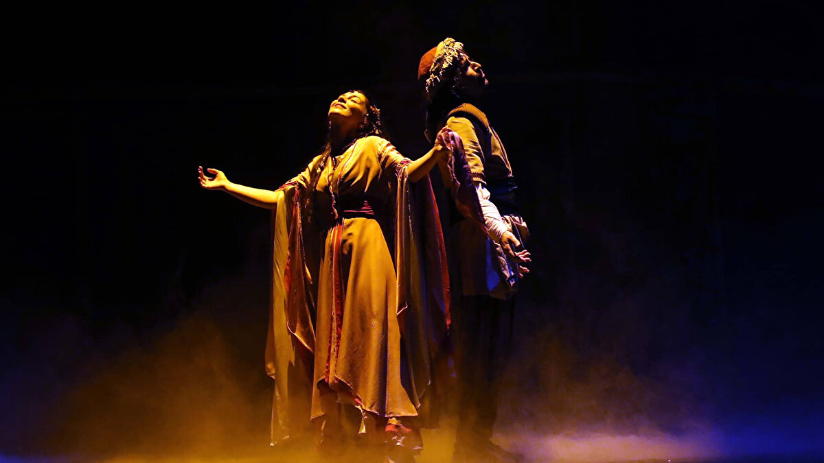 İBB Şehir Tiyatroları sahneleri<br><br>Harbiye Muhsin Ertuğrul Sahnesi, <br><br>Kadıköy Haldun Taner Sahnesi, <br><br>Fatih Reşat Nuri Sahnesi,<br><br> Gaziosmanpaşa Sahnesi,<br><br> Gaziosmanpaşa Ferih Egemen Çocuk Tiyatrosu Sahnesi, <br><br>Üsküdar Musahipzade Celal Sahnesi, <br><br>Üsküdar Kerem Yılmazer Sahnesi, <br><br>Kağıthane Sadabad Sahnesi, <br><br>Kağıthane Küçük Kemal Çocuk Tiyatrosu Sahnesi, <br><br><br>Sultangazi Hoca Ahmet Yesevi Sahnesi Ümraniye Sahnesi olmak <br><br>üzere toplam 11 sahnede gösterimler yapılacak.