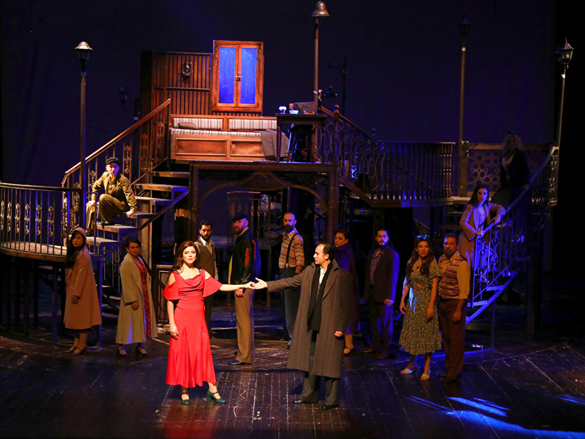 İBB Şehir Tiyatroları bilet fiyatları ne kadar?<br><br>Şehir Tiyatroları, oyunların herkes tarafından izlenebilmesi için bilet fiyatlarında ekonomik bir politika izliyor. 2025 sezonunda tam biletler 25-40 TL arasında değişirken, öğrenci ve indirimli biletler çok daha uygun fiyatlarla satışa sunuluyor. Çocuk oyunları için ise bilet fiyatları daha düşük tutularak ailelerin tiyatroya erişimi kolaylaştırılıyor.<br>