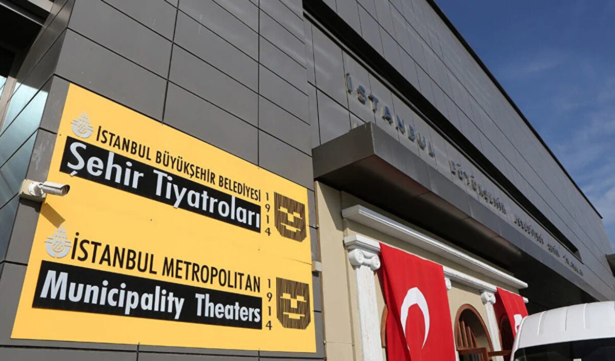 1934 yılından beri faaliyet gösteren İBB Şehir Tiyatroları, 2025 sezonu için kapılarını açıyor. Uygun fiyatlı biletleri ve zengin repertuvarıyla tiyatroseverlerin favori etkinliklerinden biri olan Şehir Tiyatroları, bu yıl “umut ve barış” temasıyla dikkat çekiyor. İşte detaylar…