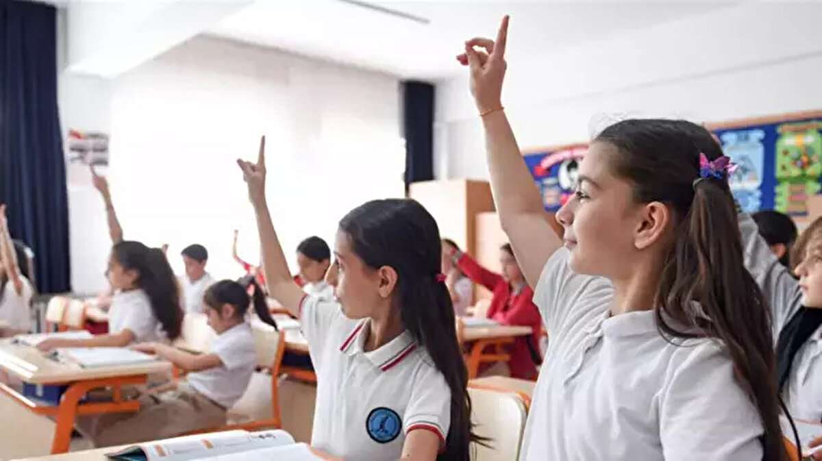 Sömestr tatili 2026 başlangıç ve bitiş tarihleri<br>Birinci dönem sona erdikten sonra en çok merak edilen sömestr tatili 2026 ise 19 Ocak 2026 Pazartesi günü başlayacak. Öğrenciler iki haftalık yarıyıl tatilinin ardından 30 Ocak 2026 Cuma günü dinlenme dönemini tamamlayacak.