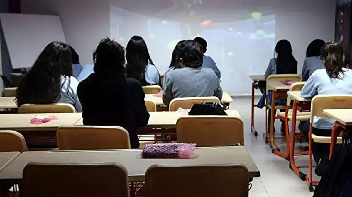 Kasım ara tatili 2025 tarihleri<br><br>Yeni eğitim öğretim yılı 8 Eylül 2025’te başladı. Öğrenciler için ilk dinlenme dönemi olan Kasım ara tatili 10-14 Kasım 2025 tarihleri arasında yapılacak. Bu tarihlerde öğrenciler kısa bir mola vererek ikinci dönemin ilk kısmına daha hazırlıklı başlayacak.