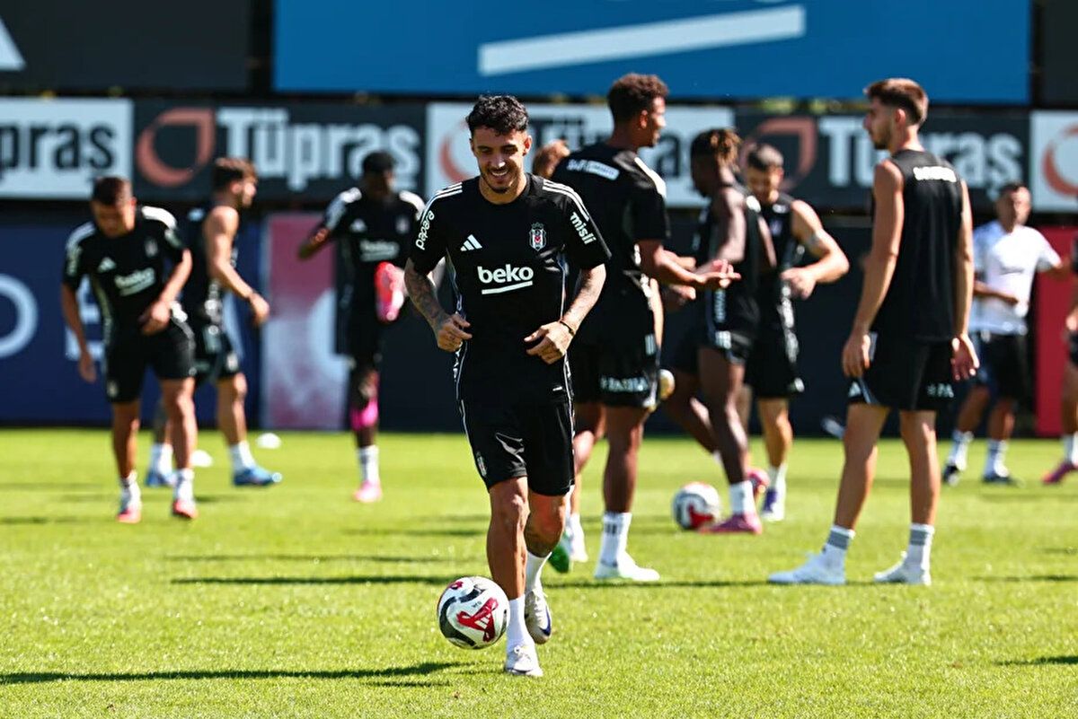 BEŞİKTAŞ'TA 10 EKSİK VAR<br><br>Beşiktaş'ta sakatlıkları devam eden Salih Uçan ve Mustafa Hekimoğlu bu maçın kadrosunda yer almıyor. Statü gereği Vaclav Cerny, Gökhan Sazdağı, Cengiz Ünder, Tiago Djalo, Rıdvan Yılmaz, El Bilal Toure, Jota Silva ve Taylan Bulut da kadroya dahil edilmedi.