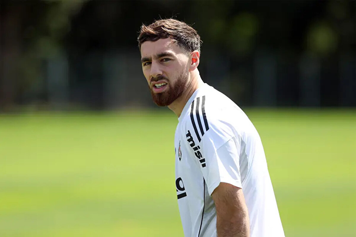 ORKUN KÖKÇÜ GERİ DÖNDÜ<br>Beşiktaş'ın Başakşehir'le oynadığı maçta kırmızı kart gören Orkun Kökçü 1 maç ceza almıştı.<br><br> <br><br>Cezası nedeniyle Göztepe maçında oynayamamıştı. Milli futbolcu, cezasını tamamladıktan sonra Kayserispor maçıyla birlikte yeniden kadroya döndü.