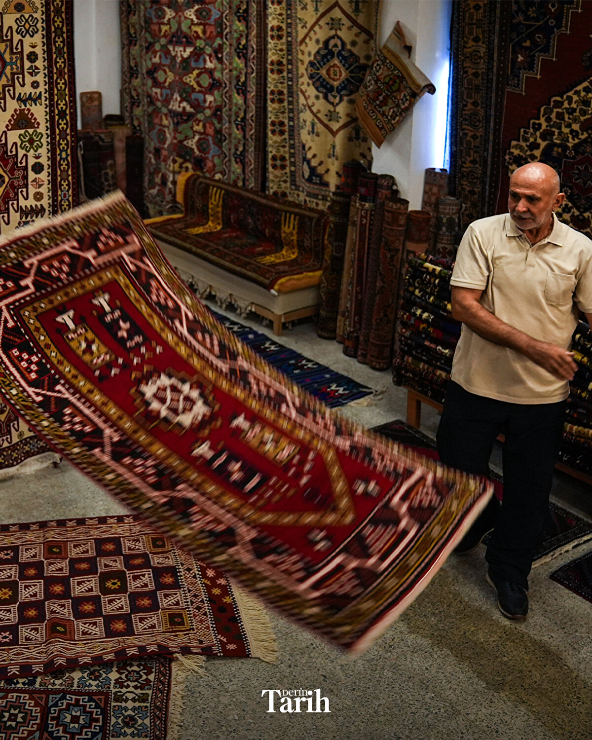 Dokuma sanatçısı Kadriye Yakar ise projenin kendilerini onurlandırdığını belirtti.<br><br>Yaklaşık 2 bin çeşidin üzerinde Bergama halısının olduğunu dile getiren Yakar, "Onlar bizim halılarımızı tablolarına taşımışlar. Şimdi de biz ressamın halılarını gün yüzüne çıkarıyoruz. Bu da bize kısmet oldu. Ekibimizle birlikte gurur duyuyoruz." dedi.