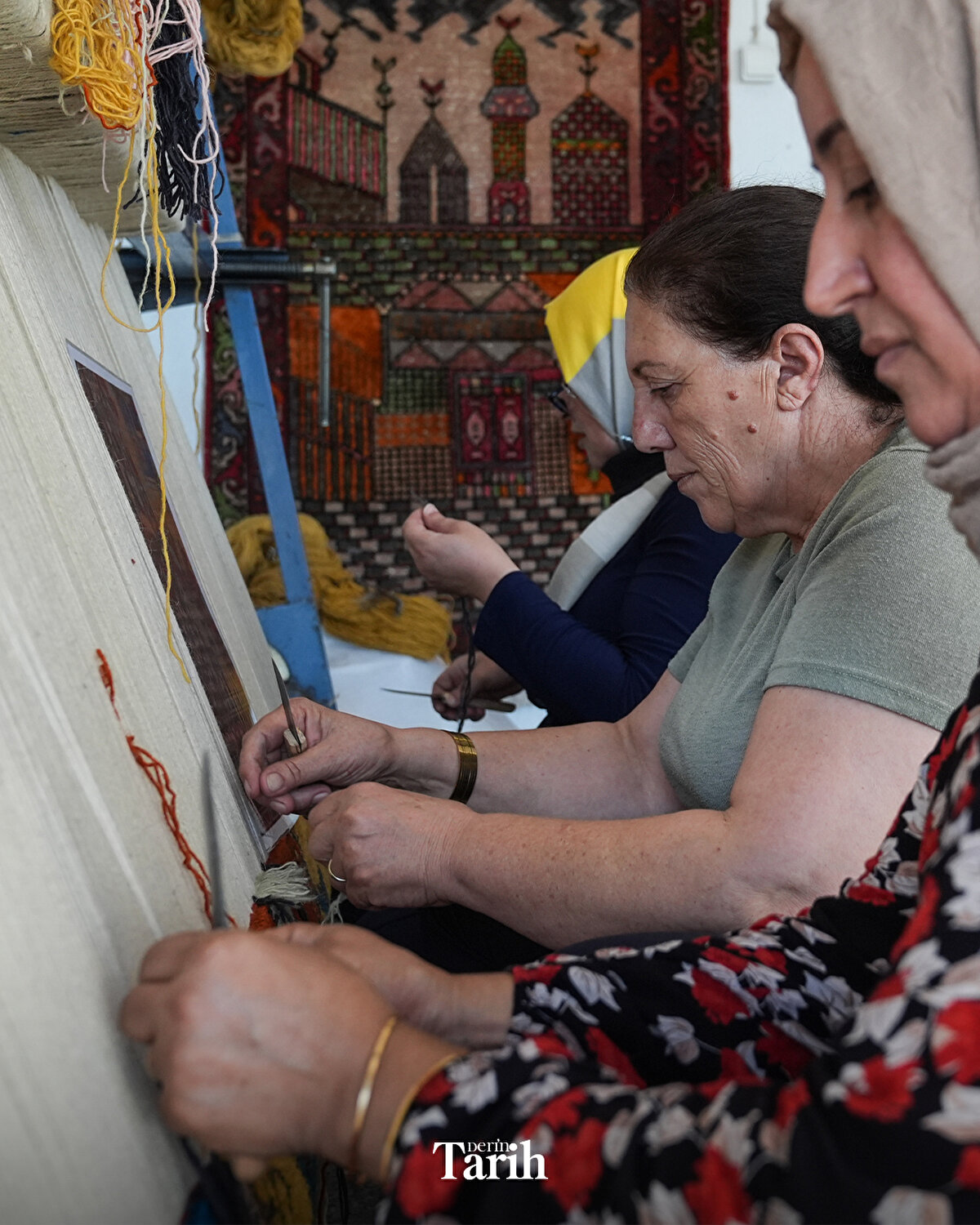 Ağustos ayında dokunmaya başlanan turuncu, mavi, kiremit, andezit, pudra, fıstık yeşili tonlarının hakim olduğu 5 metrekarelik halının kasım ayında tamamlanarak sergilenmesi amaçlanıyor.