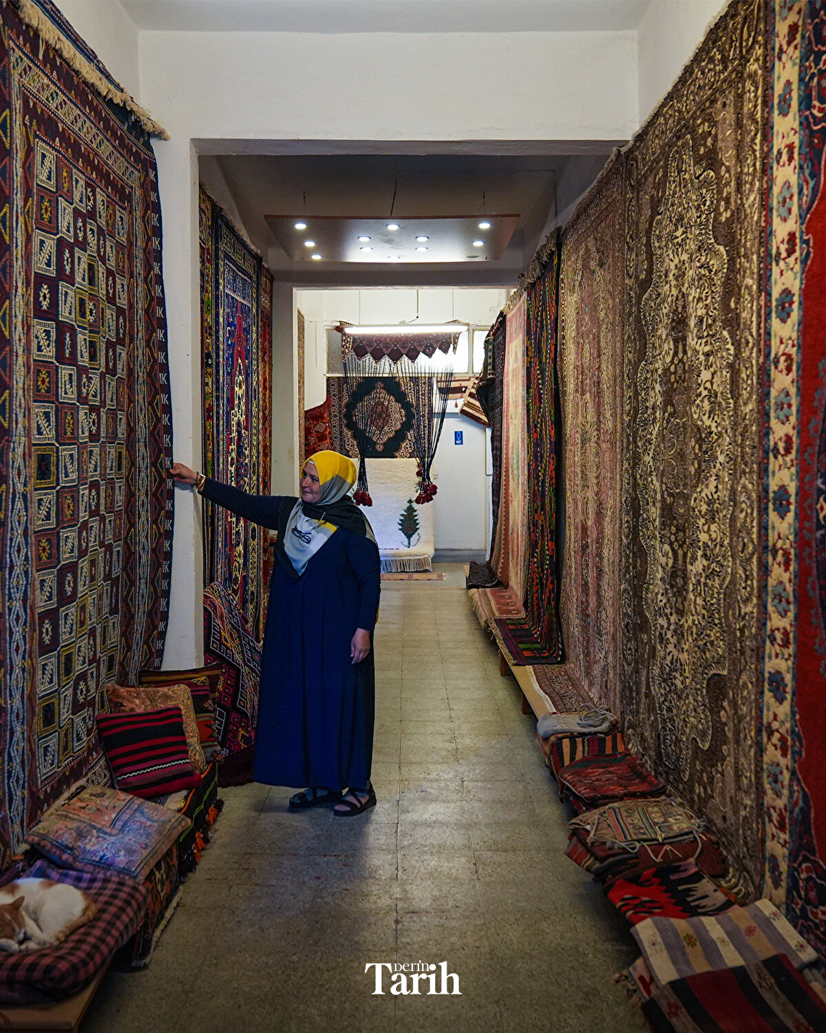 "Usta ressam Pieter de Hooch'un eski bir Hollanda tablosunu ve bu tabloda ünlü bir Bergama halısının resmedildiğini görüyorsunuz. Hanımlar bugün bu halıyı yeniden yapıyorlar. Bu bana göre Hollanda ve Türkiye arasındaki dostluğu ve bu dostluğun ne kadar eskilere dayandığını simgeliyor. Her zaman var olan iki ülke arasındaki ilişkiyi canlandırıyor. Umarım bu halıyı yakında Türkiye'de ve Hollanda'da sergileriz."