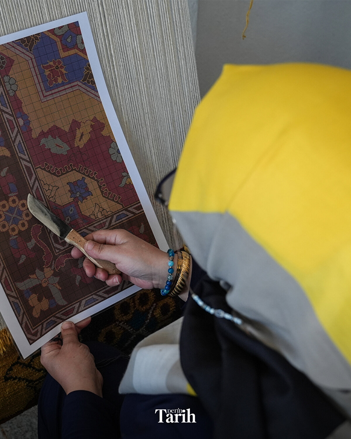 Kültür ve Turizm Bakanlığı dokuma sanatçısı Kadriye Yakar'ın kurduğu halıcılık ve el sanatları kooperatifinde kadınlarla bir araya gelen Fitöz, işe koyuldu.