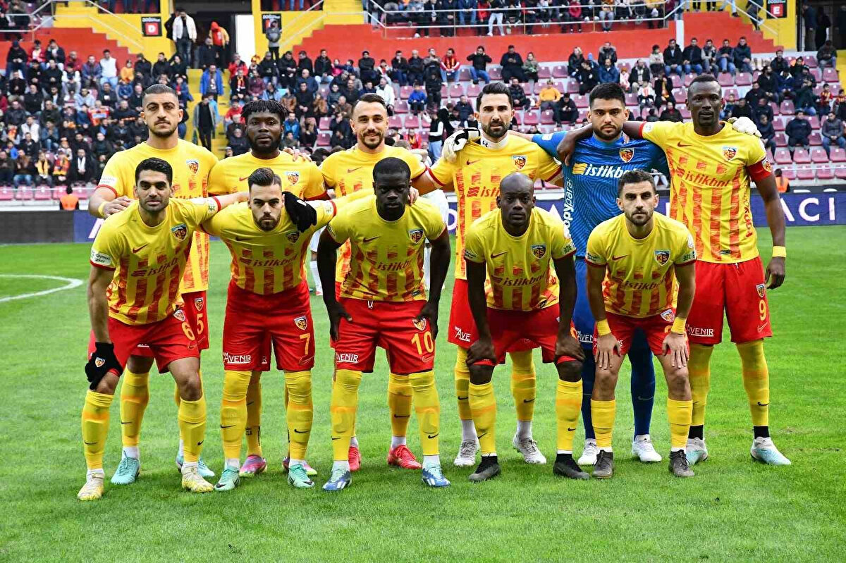 Muhtemel 11’ler<br><br>Kayserispor: Bilal; Ramazan, Denswil, Jung, Carole; Dorukhan, Benes, Mendes; Cardoso, Mane, Onugkha<br>