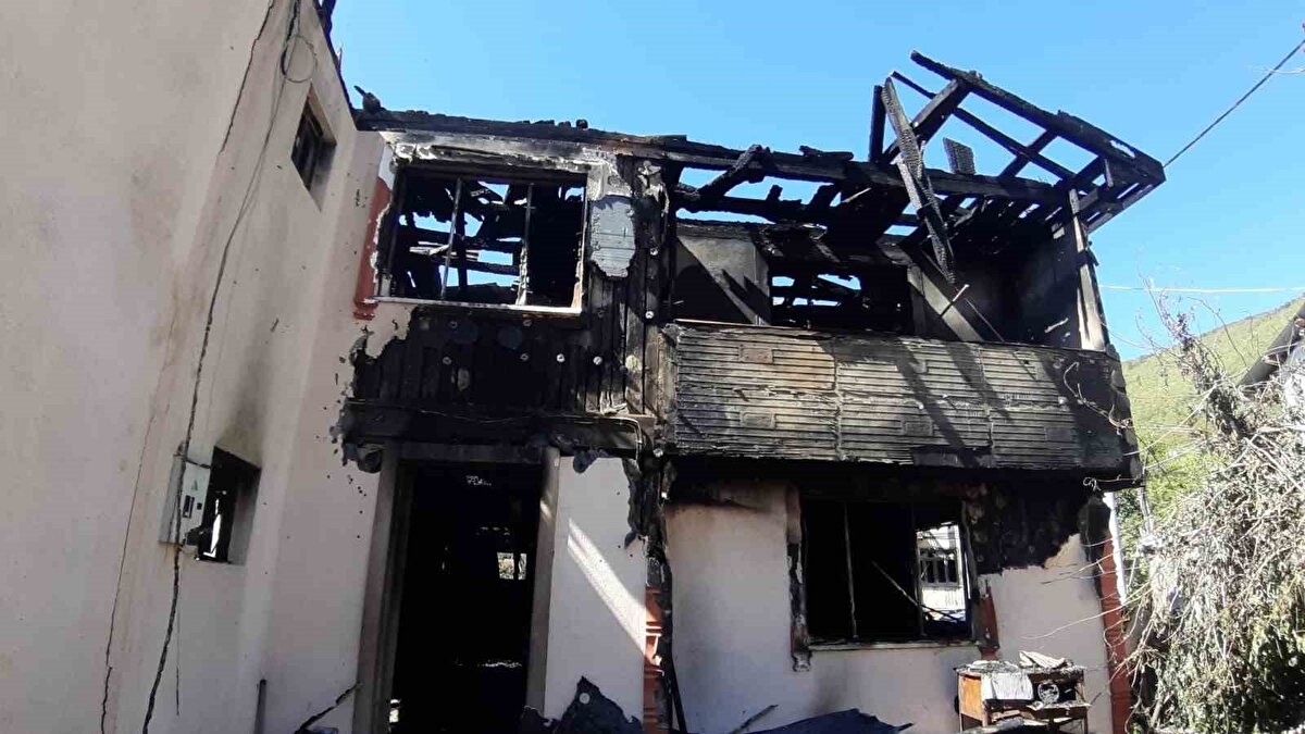 "Annem bayılınca babam onu kurtarmak için diz çökmüş, sarılmış ona, öyle kalmış"<br>Necati Karaman’ın oğlu İbrahim Karaman, olay gününü anlattı. Karaman, "Yangını duyduk, şok olduk. İnanamadım ben. Nasıl oldu, nasıl gitti? Köy mü yandı diye düşündük ilk önce. Ondan sonra tabii arabayla gidelim dedik. Birazcık geç kaldım çünkü araba da arıza yaptı" dedi.