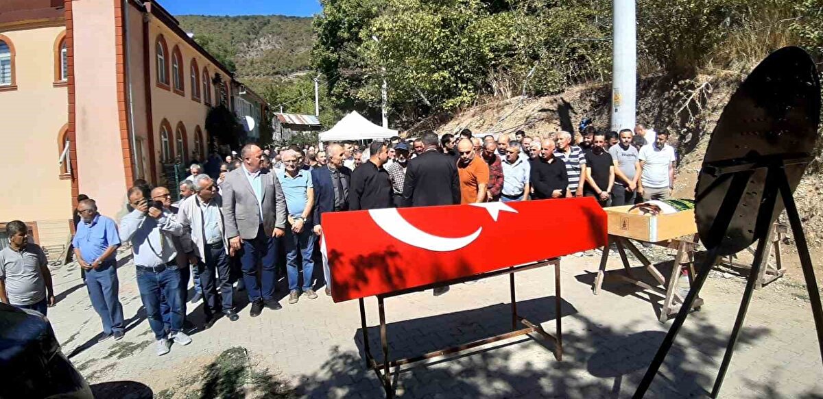 Ekinören köyünde dün sabaha karşı Necati ve Ziyaver Karaman çiftinin yaşadığı iki katlı ahşap evde, henüz belirlenemeyen bir nedenle yangın çıkmıştı. Alevlerin kısa sürede tüm evi sarması üzerine bölgeye Mudurnu ve Taşkesti belediyelerine bağlı itfaiye ekipleri ile Orman İşletmesi’ne ait arazözler sevk edilmişti. Ekiplerin müdahalesiyle yangın söndürülürken, ev tamamen kullanılamaz hale gelmişti.