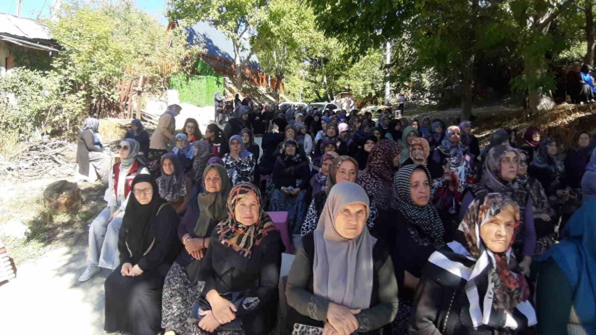 Çevredeki vatandaşların yangını söndürmek için müdahalede bulunduğunu söyleyen Karaman, "İlk önce yattıkları yere bakmışlar. Orada bulamamışlar. Annemle babam arka mutfak tarafına kaçmış. Annem bayılınca babam onu kurtarmak için diz çökmüş, sarılmış ona. Öyle kalmış" diye konuştu.