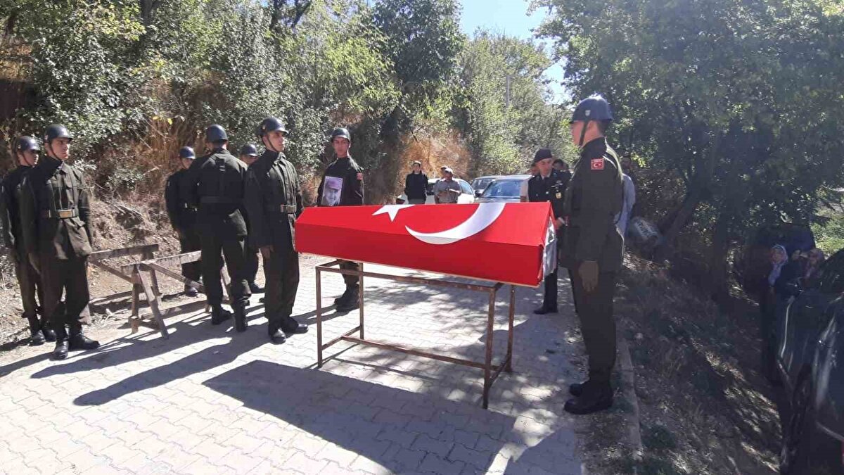 Törenin sonunda Vali Yardımcısı Fatih Damatlar, tabuta sarılı Türk bayrağını çiftin oğlu Adem Karaman’a teslim etti. Damatlar ve beraberindekiler, okunan duaların ardından aileye taziyede bulundu.