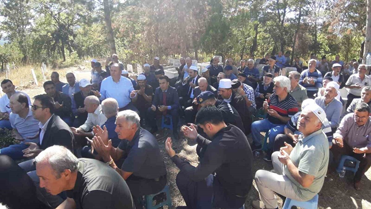 Karaman çiftinin cenazeleri, askerlerin omzunda köy camisine getirildi. Öğle namazını müteakip kılınan cenaze namazının ardından cenazeler, merasim mangası eşliğinde köy mezarlığına kadar taşındı. Cenazeler, okunan dualar ve helallik alınmasının ardından toprağa verildi.