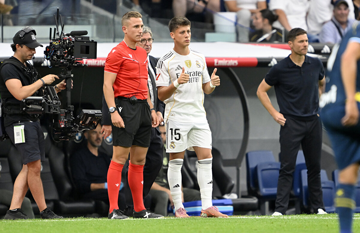 Alonso, Arda için şunları söylemişti: "Arda, Bellingham ile benzer pozisyonlarda oynayabilir ancak Kulüpler Dünya Kupası'nda olduğu gibi birlikte de oynayabilirler. Bunu düşünüyorum. Oldukça iyi bir ikili oluşturuyorlar. Arda, Federico Valverde ve Aurelien Tchouameni gibi, Jude Bellingham ile bağlantı kurmak için biraz daha geriye çekilebilir. Jude ise daha önde olabilir."<br>