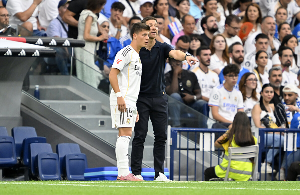 ALONSO ARDA'YA GÜVENİYOR<br><br>Teknik direktör Xabi Alonso, basın toplantılarında Arda Güler'den övgüyle bahsediyor. İspanyol teknik adam, oyun planlarında Arda Güler'in de çok önemli olduğunu vurguladı.