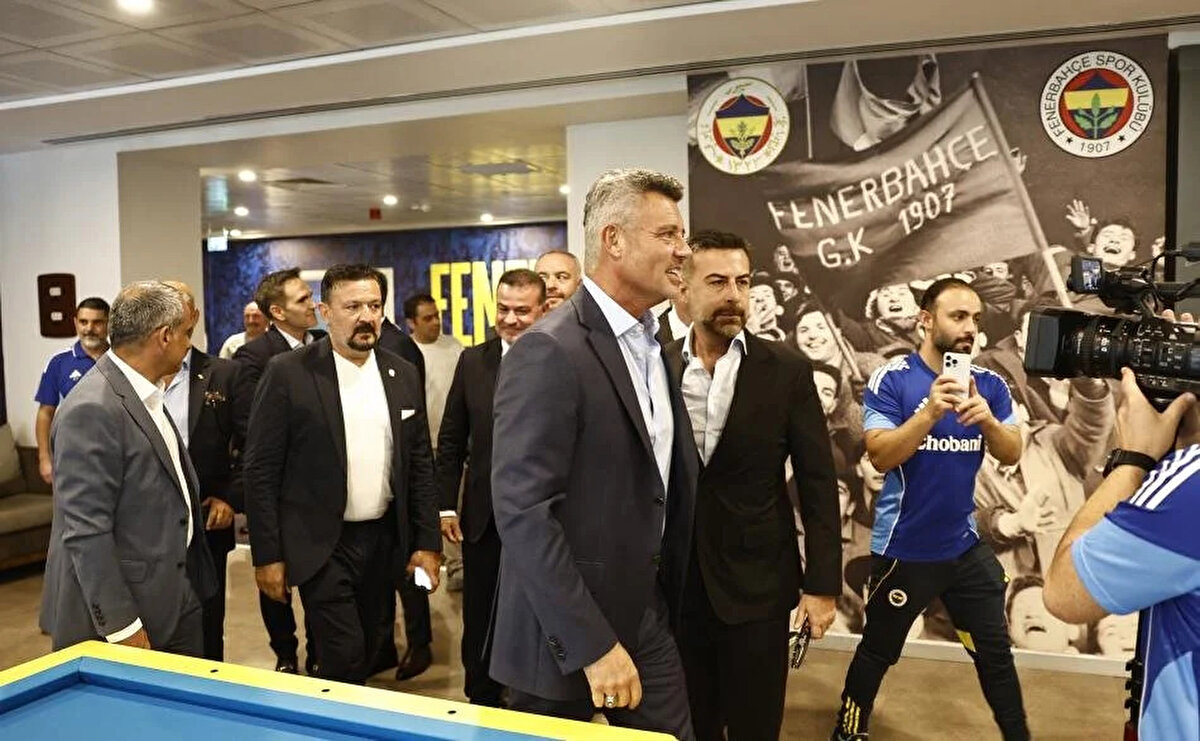 22 yıl aradan sonra ilk kez Samandıra Tesisleri'ne adım atan Sadettin Saran, oyunculara motivasyon konuşması yaptı.