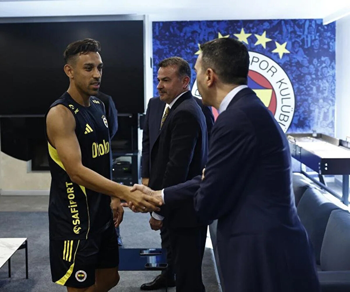 Fenerbahçe'den yapılan açıklama şu şekilde:<br><br>"Fenerbahçemizin, UEFA Avrupa Ligi’nin 1. haftasında deplasmanda Dinamo Zagreb ile oynayacağı maçın hazırlıkları bugün Can Bartu Tesislerimizde yapılan antrenmanla tamamlanırken, Başkanımız Sadettin Saran ve Yöneticilerimiz tesislerimizi ziyaret etti."<br><br>"Teknik Direktörümüz Domenico Tedesco ile teknik heyetimiz ve futbolcularımızla bir araya gelen Başkanımız, tesis personeliyle de tanıştı."<br><br>"Başkanımız Sadettin Saran, yaptığı konuşmada birlik olmanın ve kenetlenmenin önemine vurgu yaparken, futbolcularımıza başarılar diledi."