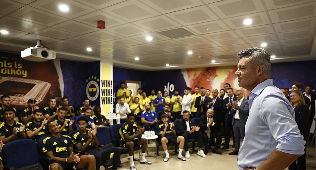 Fenerbahçe'den yapılan açıklama şu şekilde:<br><br>"Fenerbahçemizin, UEFA Avrupa Ligi’nin 1. haftasında deplasmanda Dinamo Zagreb ile oynayacağı maçın hazırlıkları bugün Can Bartu Tesislerimizde yapılan antrenmanla tamamlanırken, Başkanımız Sadettin Saran ve Yöneticilerimiz tesislerimizi ziyaret etti.<br><br>Teknik Direktörümüz Domenico Tedesco ile teknik heyetimiz ve futbolcularımızla bir araya gelen Başkanımız, tesis personeliyle de tanıştı.<br><br>Başkanımız Sadettin Saran, yaptığı konuşmada birlik olmanın ve kenetlenmenin önemine vurgu yaparken, futbolcularımıza başarılar diledi."<br><br>YAPILAN AÇIKLAMA<br><br>SADETTİN SARAN: "ÖNÜNÜZDE DEĞİL ARKANIZDA OLACAĞIZ"<br>Sadettin Saran'ın Fenerbahçe teknik heyetine ve futbolcularına yaptığı konuşma şu şekilde:<br><br>"Sizin önünüzde değil, arkanızda olacağım. Çok çalışmamız gerekli, disiplin gerekli ama en çok sevgi gerekli. Sizi mutlu görmek istiyorum ve sizi de mutlu etmeye geldim. Fenerbahçe Başkanı olmak benim hayatımdaki en büyük hayaldi. Biz küçük çocukların Fenerbahçe'yi tekrar sevmesi için buradayız. Biz milyonlarca Fenerbahçe taraftarını mutlu etmek için buradayız. Ve sizler tarihe geçeceksiniz. Yani, lütfen tedirgin olmayın. Biliyorum değişim insanı tedirgin yapabilir. Merak etmeyin daha iyiye doğru değişeceğiz. Tamam mı?"<br><br>