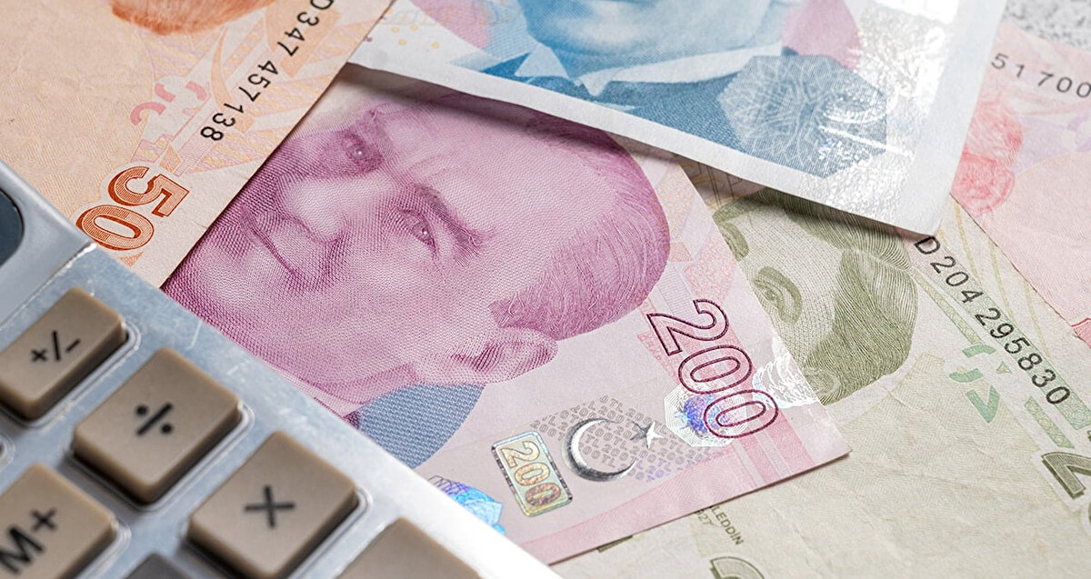 Eylül ayının son günlerine girilirken 2026 yılına yalnızca üç ay kaldı. Memur ve asgari ücret hesaplamaları, kamuoyunun en çok merak ettiği konular arasında. Emekli, evli ve bekar memurlar için öngörülen 2026 Ocak zammı tahminleri de araştırılıyor.<br>