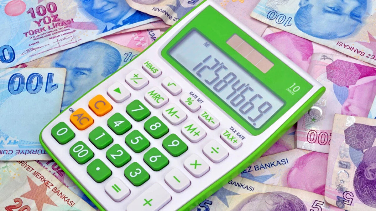 MEMUR VE MEMUR EMEKLİSİ ZAMMI<br><br>2026’nın ilk yarısında %11’lik artış ve 1000 TL taban aylık zammı devreye girecek. Orta Vadeli Program rakamları da dikkate alındığında memur maaşlarında şu artışlar bekleniyor: