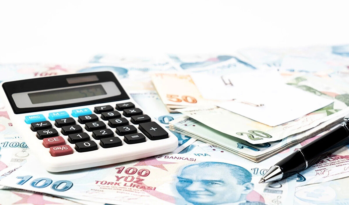 2026’nın ilk yarısında %11’lik artış ve 1000 TL taban aylık zammı devreye girecek. Orta Vadeli Program rakamları da dikkate alındığında memur maaşlarında şu artışlar bekleniyor:<br><br>Ocak 2026’da en düşük memur emeklisi maaşı: 22.672 TL’den 27.399 TL’ye,<br><br>Ocak 2026’da en düşük bekar memur maaşı: 46.709 TL’den 55.388 TL’ye,<br><br>Ocak 2026’da en düşük evli memur maaşı: 50.502 TL’den 59.804 TL’ye çıkacak.