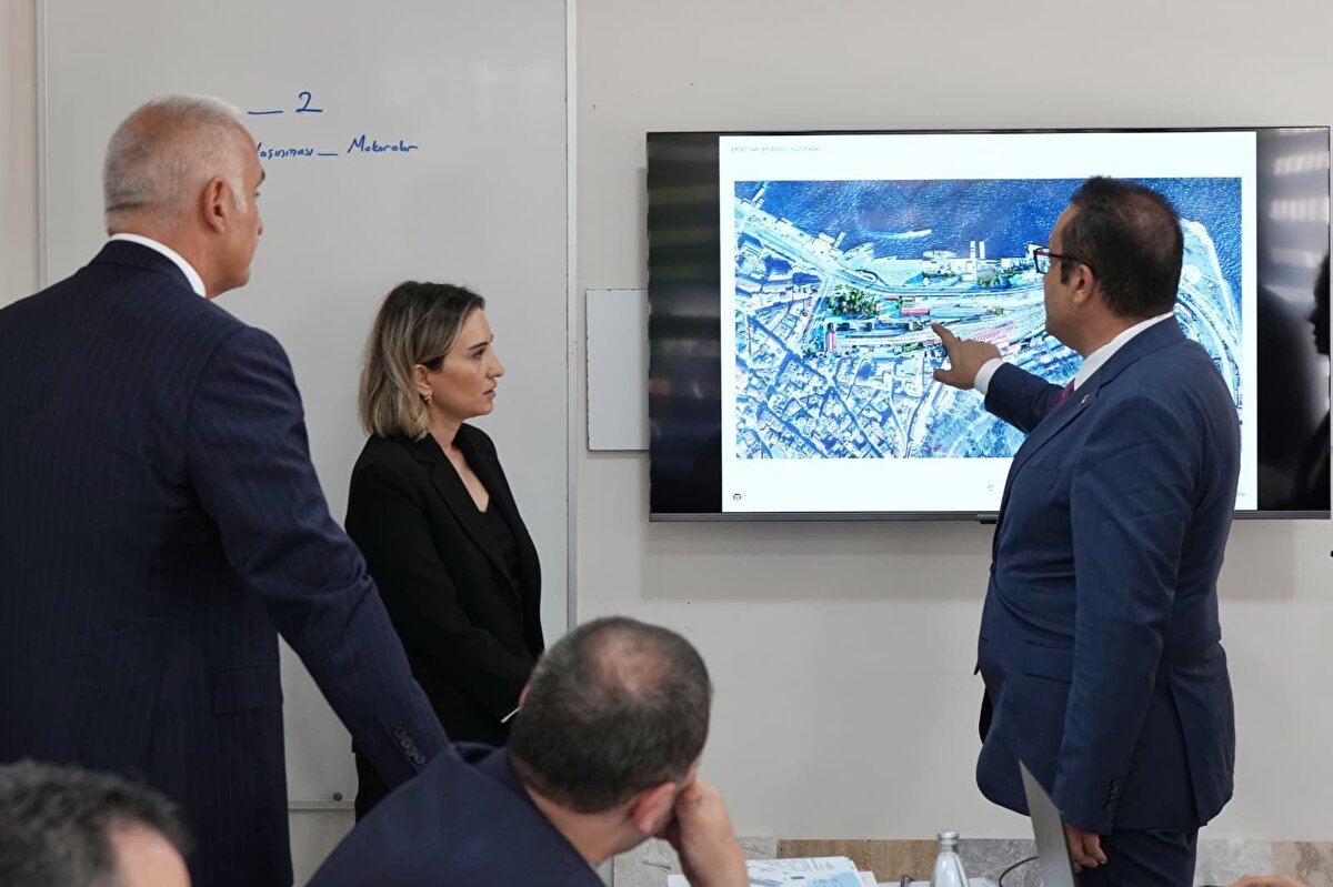 Bakan Ersoy'un Mesajı Net: "Sirkeci Otel ya da AVM Olmayacak!<br><br>Bakan Ersoy, garın asıl ulaşım işlevinin korunacağını, kamuoyunda gündeme gelen otel ya da AVM projelerinin kesinlikle söz konusu olmadığını özellikle vurguladı. “Göç Müzesi, tematik müze, galeri projeleriyle ulaşım işlevi korunacak. İstanbul’un kültür hayatına yeni bir merkez kazandırıyoruz.” ifadelerini kullandı.<br>