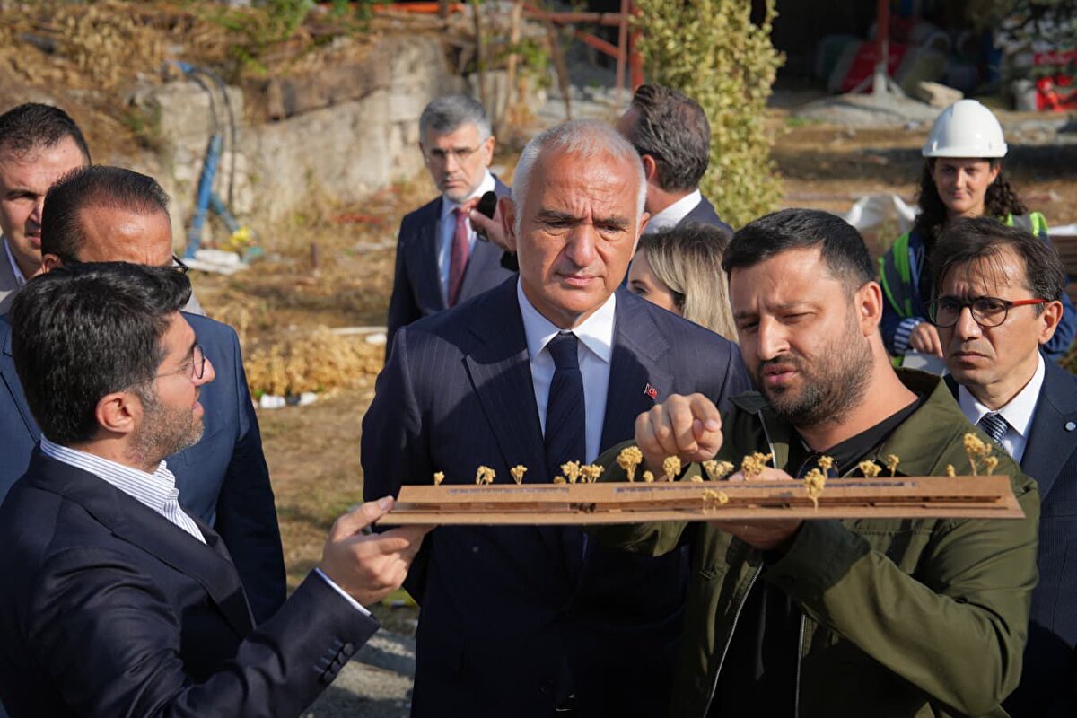 İstanbul’un simge yapılarından Sirkeci Garı, Bakan Ersoy liderliğinde başlatılan restorasyon çalışmalarıyla aslına uygun şekilde yeniden hayat buluyor.