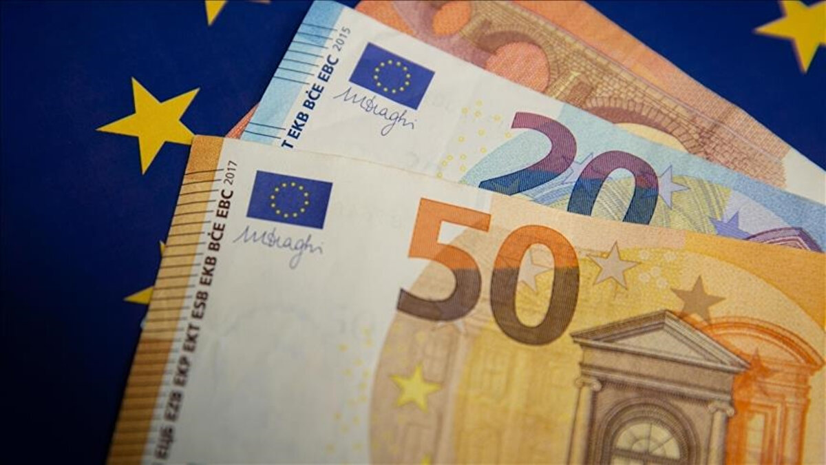 Ücret artışlarının AB ortalamasına yakınsama sürecine katkı sağladığı, ancak verimlilik artışının geride kaldığı kaydedildi. Konut kredilerindeki hızlı genişlemenin ve artan fiyatların dikkatle izlenmesi gerektiği uyarısı yapıldı.