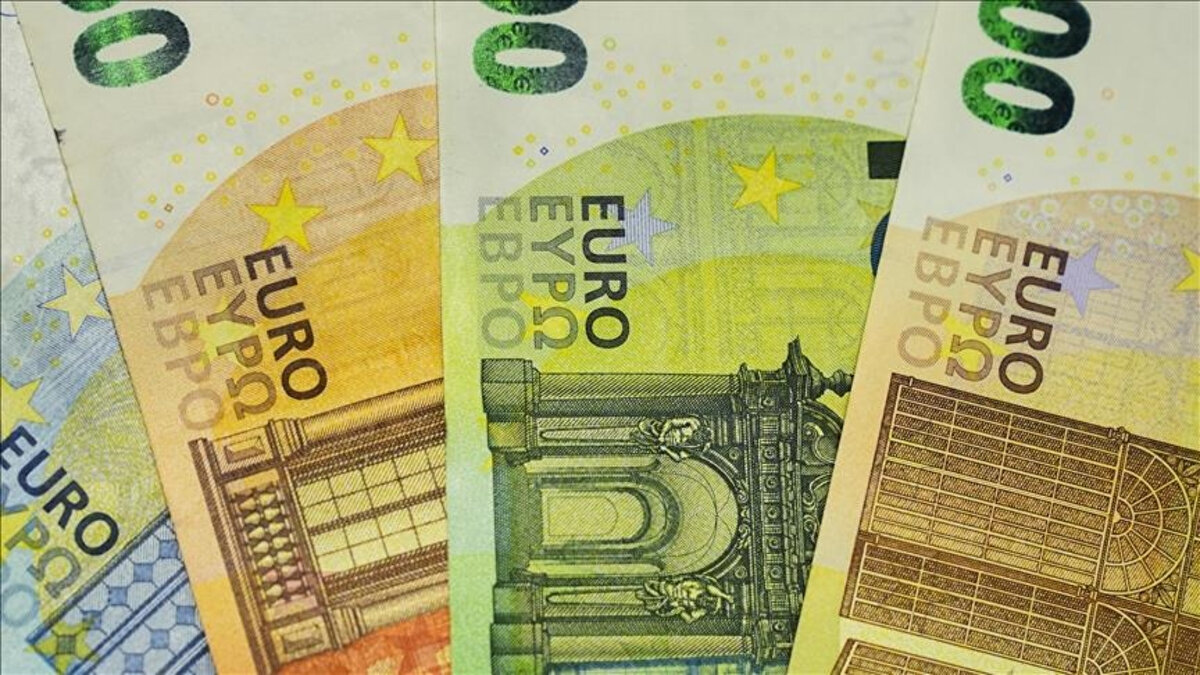 IMF, euro kabulünün Bulgaristan’ın ekonomik görünümünü olumlu etkileyeceğini, yatırımcı güvenini artıracağını ve işlem maliyetlerini azaltacağını belirtti. Ancak güçlü iç talebin ekonomide aşırı ısınmaya yol açabileceği, hızlı kredi genişlemesi ve konut piyasasındaki risklerin finansal istikrarı tehdit edebileceği uyarısında bulundu.